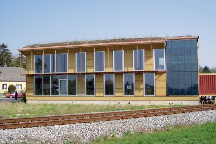 Obr. 2 Administrativní budova v dolnorakouském Tattendorfu z panelů z dřevěných rámů s výplní ze slámy s hliněnými omítkami na vnitřních i vnějších plochách