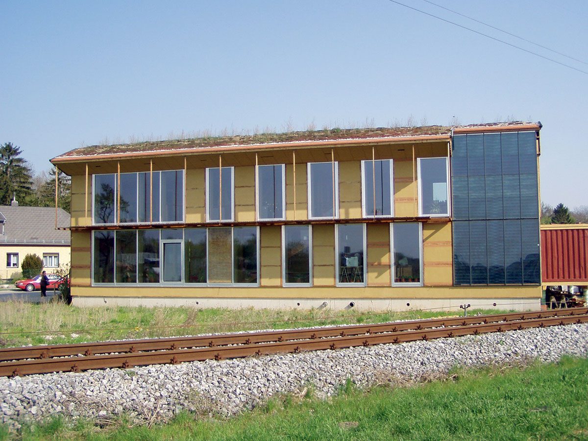 Obr. 2 Administrativní budova v dolnorakouském Tattendorfu z panelů z dřevěných rámů s výplní ze slámy s hliněnými omítkami na vnitřních i vnějších plochách