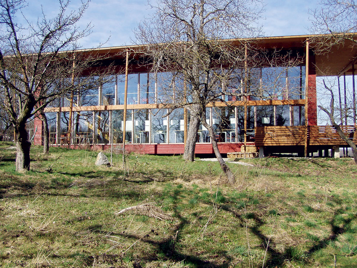 Obr. 3 Administrativní budova v Böheimkirchenu u Vídně z dřevěných CLT panelů s tepelnou izolací ze slaměných balíků a dřevěným obkladem
