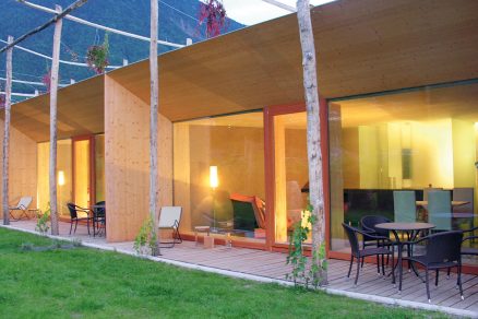 Obr. 4 Rekreační objekt se třemi letními byty v severoitalské obci Lana postavený z nosných slaměných balíků
