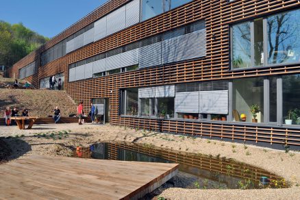 Obr. 5 Administrativní budova Nadace Partnerství v Brně železobetonový skelet s dřevěným pláštěm a hliněnými omítkami