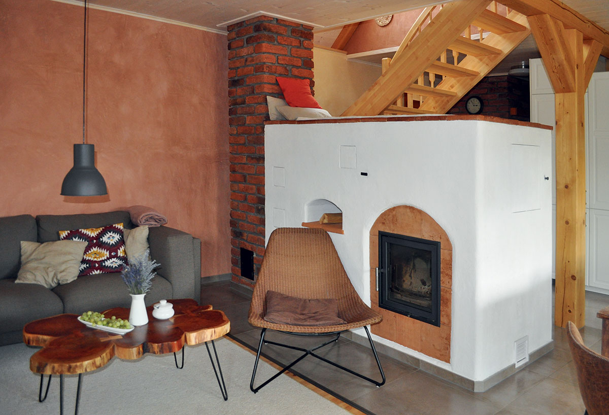 Obr. 7 Hvozdec u Veverské Bítýšky interiér rodinného domu s nosnou slámou a středovou dřevěnou nosnou