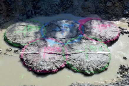 Obr. 7 Zkušební pole trojúhelníkového rastru vlevo jádrový převrt v místě styku tří sloupů vpravo. Různé barvy které byly přimíchány během tryskání značí jednotlivé pilíře.