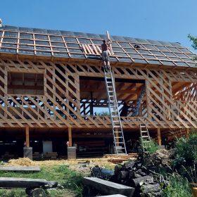 Obr. 8 Dřevěný skelet stavby rodinného domu v Kunicích