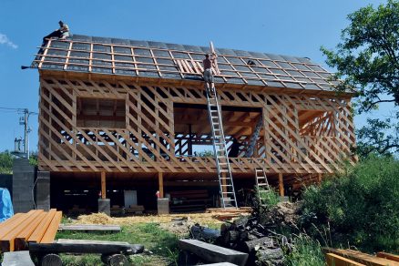 Obr. 8 Dřevěný skelet stavby rodinného domu v Kunicích