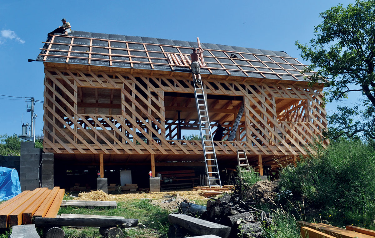 Obr. 8 Dřevěný skelet stavby rodinného domu v Kunicích