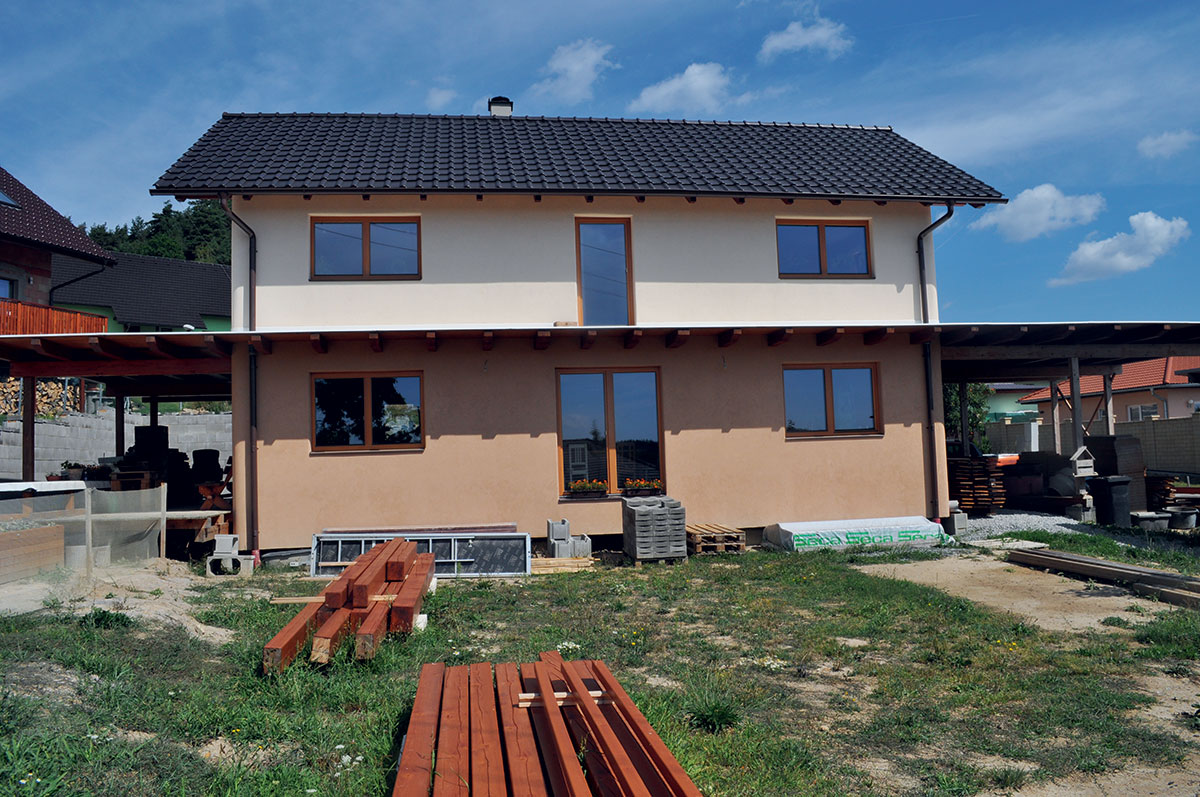 Obr. 9 Kunštát na Moravě rozestavěný rodinný dům s dřevěnou rámovou konstrukcí a slaměnou výplní