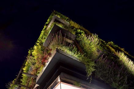 Osvětlená zelená fasáda Regal House od Petra Stefka.