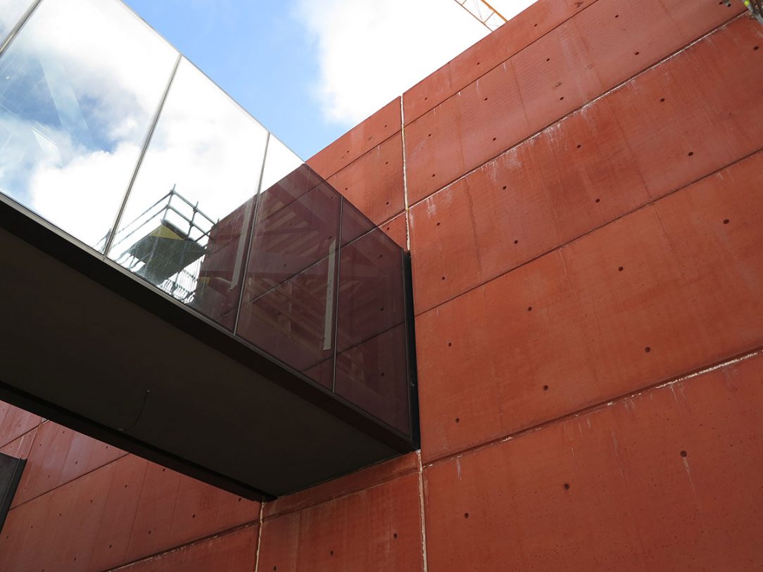 Pro Nové divadlo v Plzni byl vybrán červený odstín barevného betonu COLORCRETE®