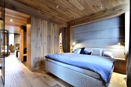 Puristické pojetí interiéru díky originálnímu využití dřeva a dalším promyšleným detailům vytvořilo dokonale útulné bydlení
