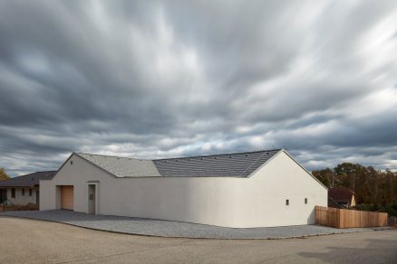 Při pohledu z ulice zaujme rodinný dům stylovou čistotou fasády