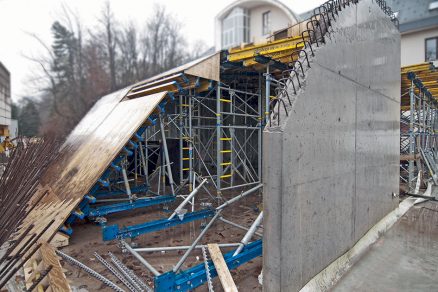 V případě zvláštní konstrukce střechy je třeba dostatečně únosná podpora bednění. V tomto případě byly nasazeny stropní podpěry Eurex a nosná konstrukce Staxo 100.