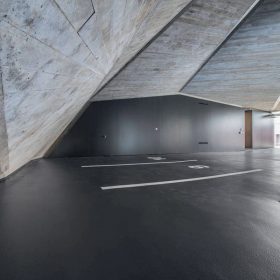 Ve vnitřních prostorách byl zanechán pohledový beton jehož povrch nese výrazný otisk prken