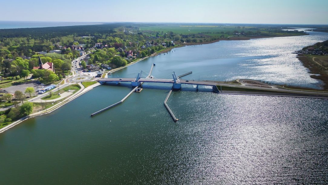 Zdvihací most přes Martwu Wislu v Sobieszewie Polsko