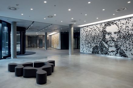 Atrium zdobí instalace od Maxima Velčovského.