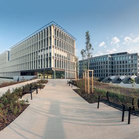Blok zachoval současnou trasu kterou používají chodci.