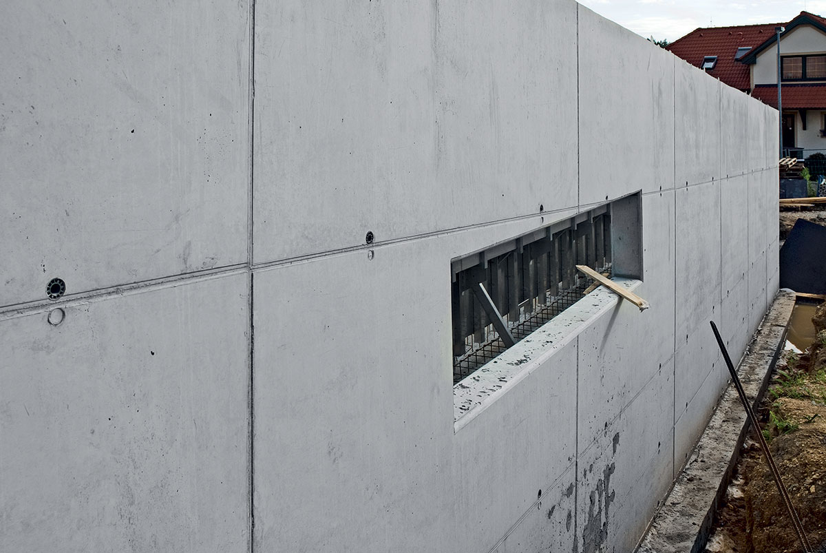 Tepelněizolační betony mohou zůstávat v pohledové kvalitě jako kterákoliv jiná monolitická konstrukce. V jejich případě ale není třeba dodatečné zateplení. (Foto: realizace rodinného domku, otisk rámového stěnového bednění Framax s deskou Xlife, Praha) 