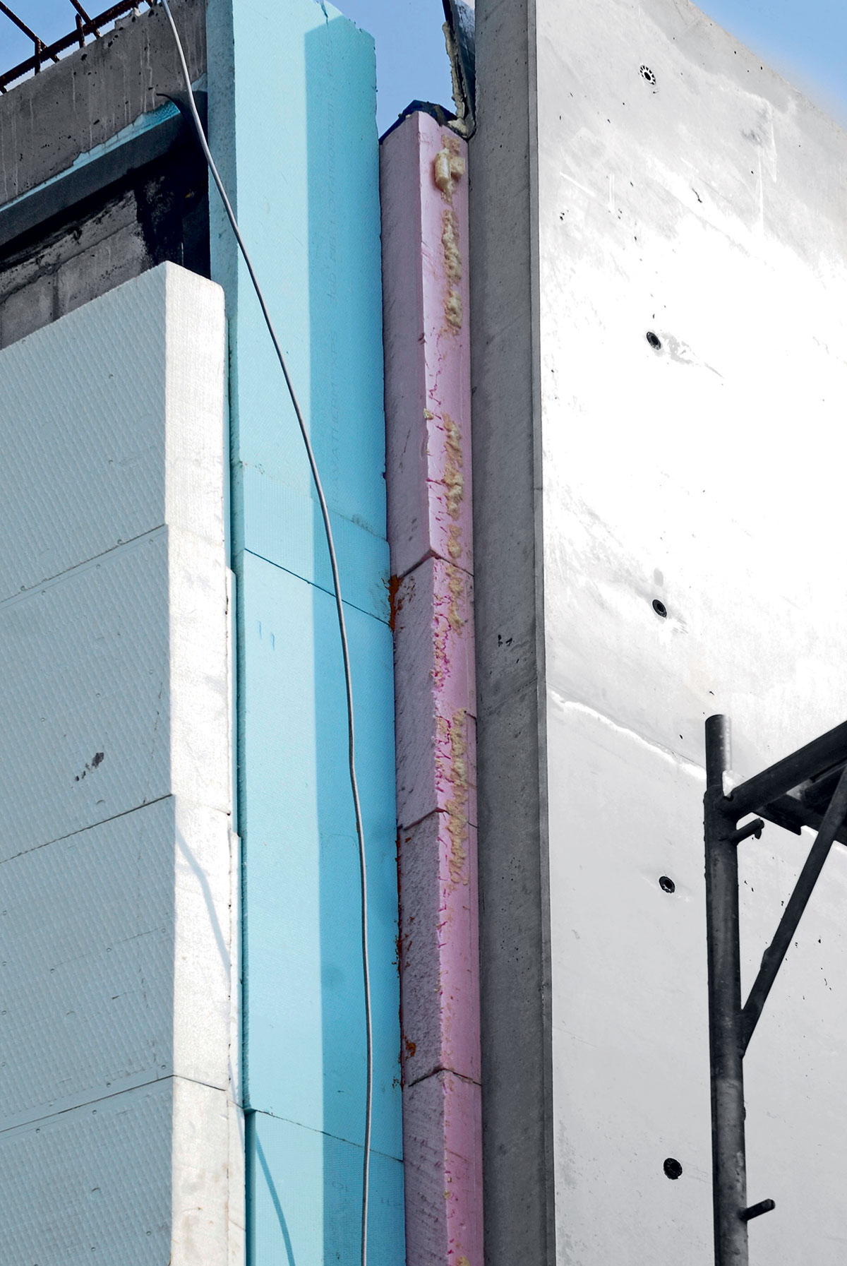 Konstrukční betony s vysokou únosností je třeba dodatečně izolovat. V případě, že součástí budou i oboustranné pohledové betony, je třeba stěny realizovat jako sendvič. (Foto: realizace rodinného domku z pohledového betonu, otisk rámového stěnového bednění Framax s deskou Xlife Ostrava)