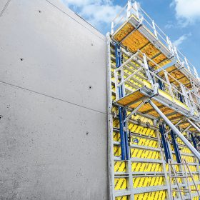 Některé bednicí systémy vytvářejí efektní spárořez snadno využitelný pro pohledové betony. (Foto: bednicí systém Framax Xlife Plus s velkoplošnými panely)