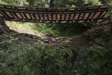 Autoři lávky přes Hlubokou strouhu zvolili povětrnostně odolnou ocel Corten a absolvovali svářečský kurz aby sami byli schopni vyrobit pochozí rošty.