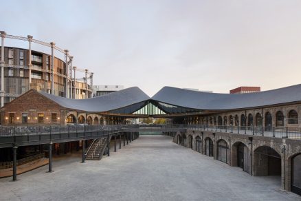 Heatherwick Studio získalo za rozvojové území Coal Drops Yard ocenění za komerční stavby