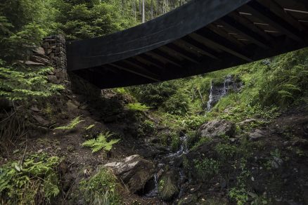 Lávka přes Černou strouhu dva hlavní nosníky překonávají sedmimetrový rozpon a přirozeně propojují dvě různé výškové úrovně.