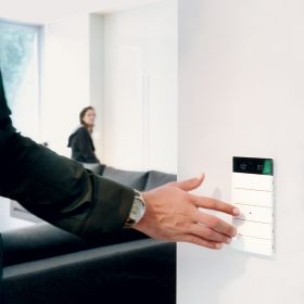 Nástěnný ovladač inteligentního systému KNX od společnosti Hager