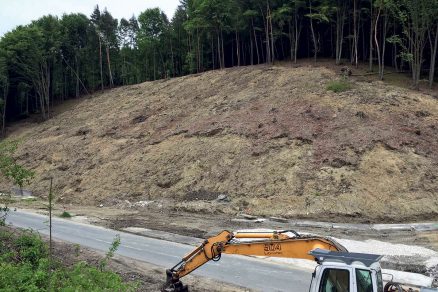 Obr. 1 Pohled na odlesněný svah budoucí stavební jámy západního portálu