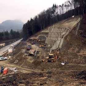 Obr. 2 Výstavba západního portálu