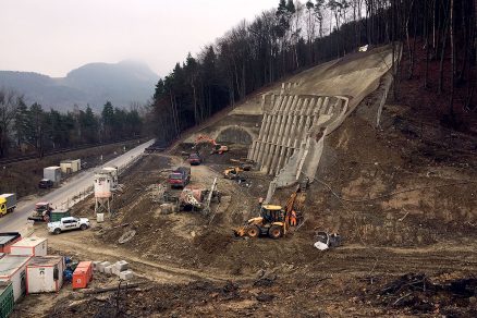 Obr. 2 Výstavba západního portálu