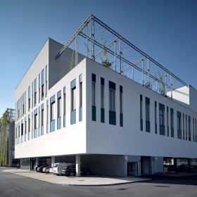 Architektonický výraz budovy postupně doplní popínavé rostliny.