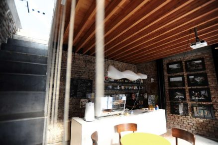 Centrální prostor s barovým pultem v přízemí funguje jako kavárna.