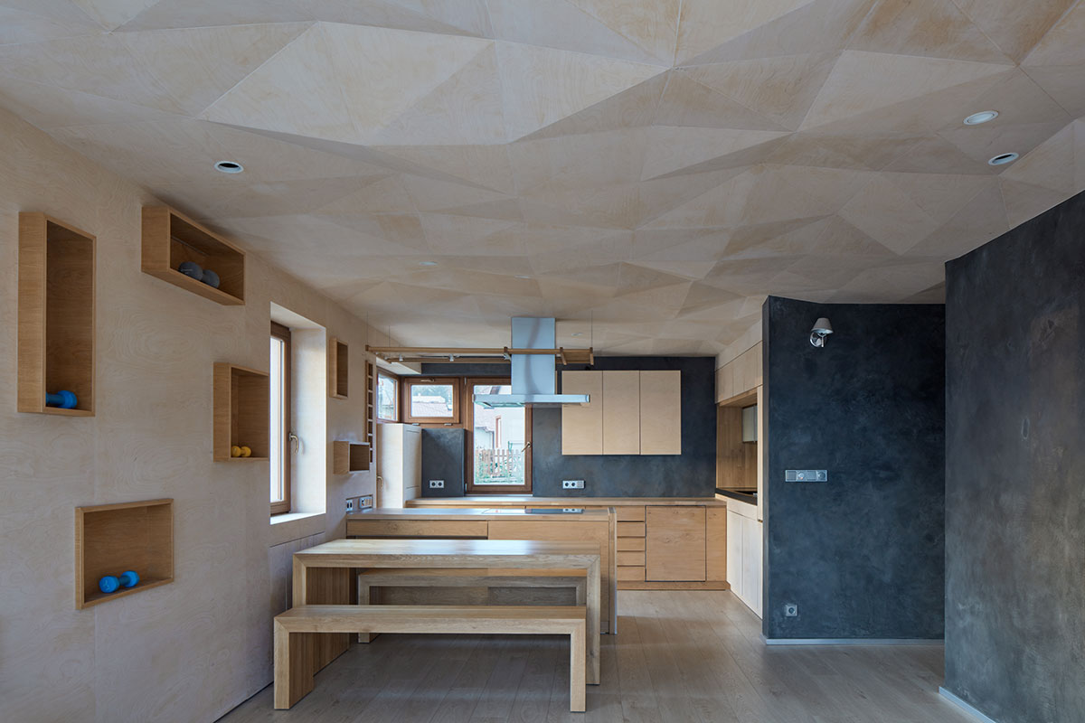 Elegantní vnitřní prostor s plasticky modelovaným stropem