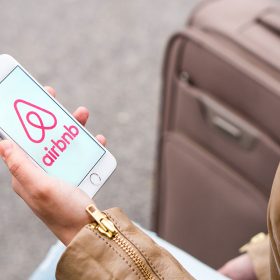 Internetová služba Airbnb původně určená ke sdílení ubytování rychle přerostla v běžné podnikání