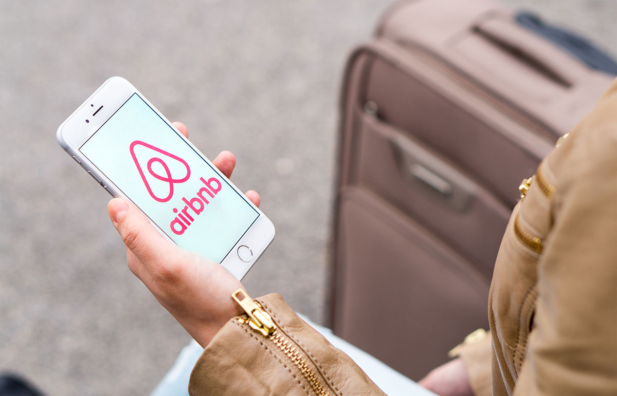 Internetová služba Airbnb původně určená ke sdílení ubytování rychle přerostla v běžné podnikání