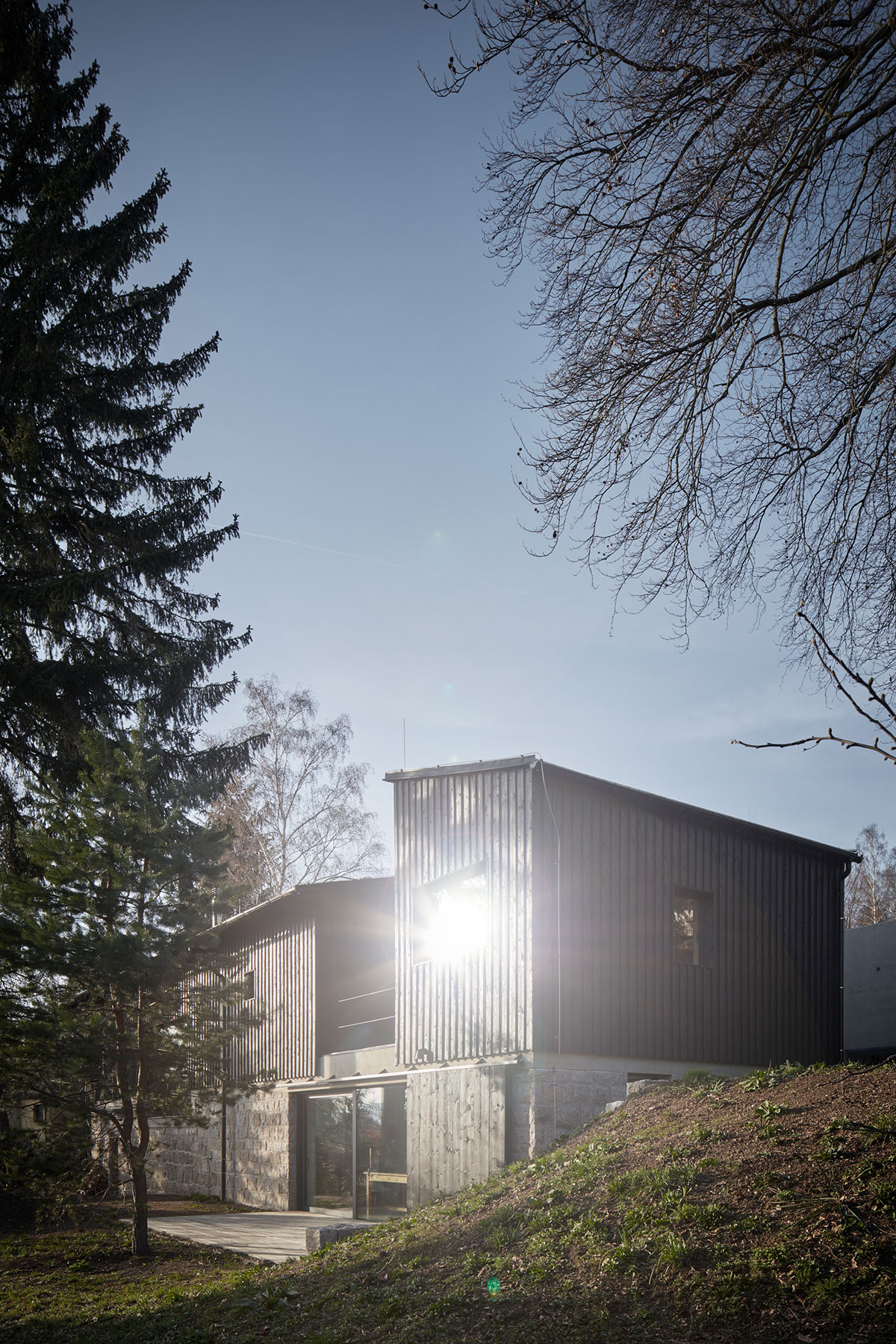 Nový dům má díky použitým materiálům a jednoduché barevnosti skandinávský nádech