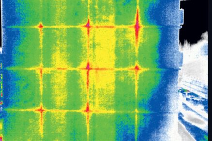 Obr. 1 Termodiagnostická fotografie panelového bytového domu před rekonstrukcí