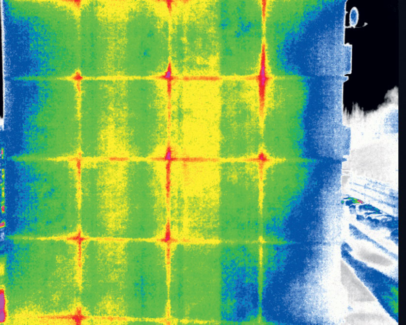 Obr. 1 Termodiagnostická fotografie panelového bytového domu před rekonstrukcí