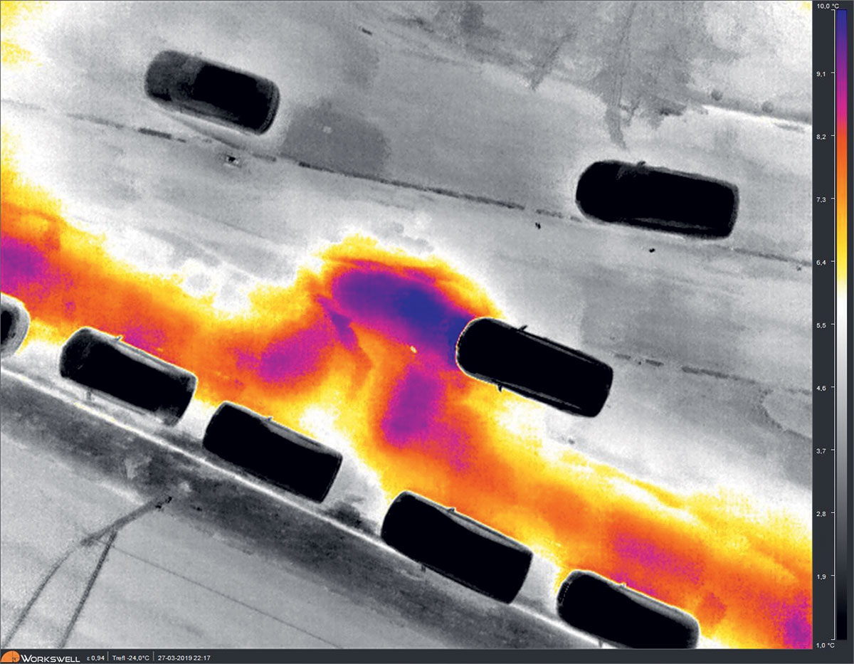 Obr. 4 Termodiagnostická fotka parovodu v hloubce 15 m pod zemí. Fialová barva ukazuje zvýšenou teplotu na povrchu země což má přímou souvislost se zvýšenou teplotou parovodu v daném místě.