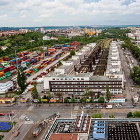 Pohled na funkcionalistickou budovu v roce 2015. Vlevo severní křídlo vpravo křídlo jižní.