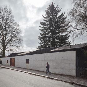 Pozemek na kterém vznikl rodinný dům od studia Mjölk architekti sousedí s rušnou komunikací.