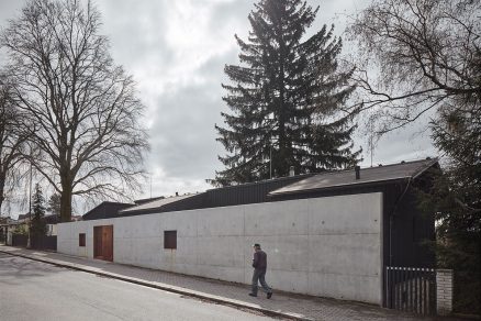 Pozemek na kterém vznikl rodinný dům od studia Mjölk architekti sousedí s rušnou komunikací.