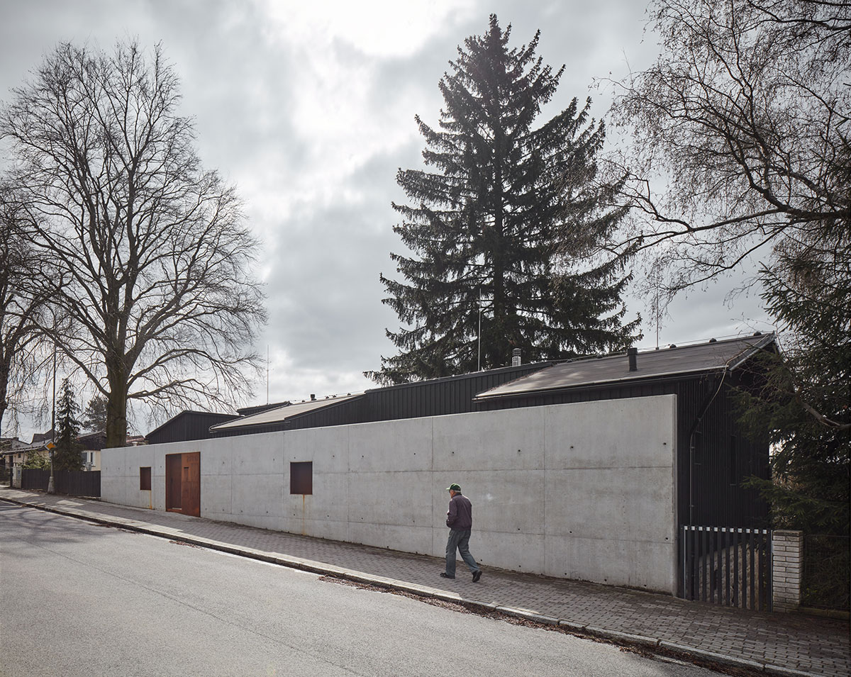 Pozemek na kterém vznikl rodinný dům od studia Mjölk architekti sousedí s rušnou komunikací.