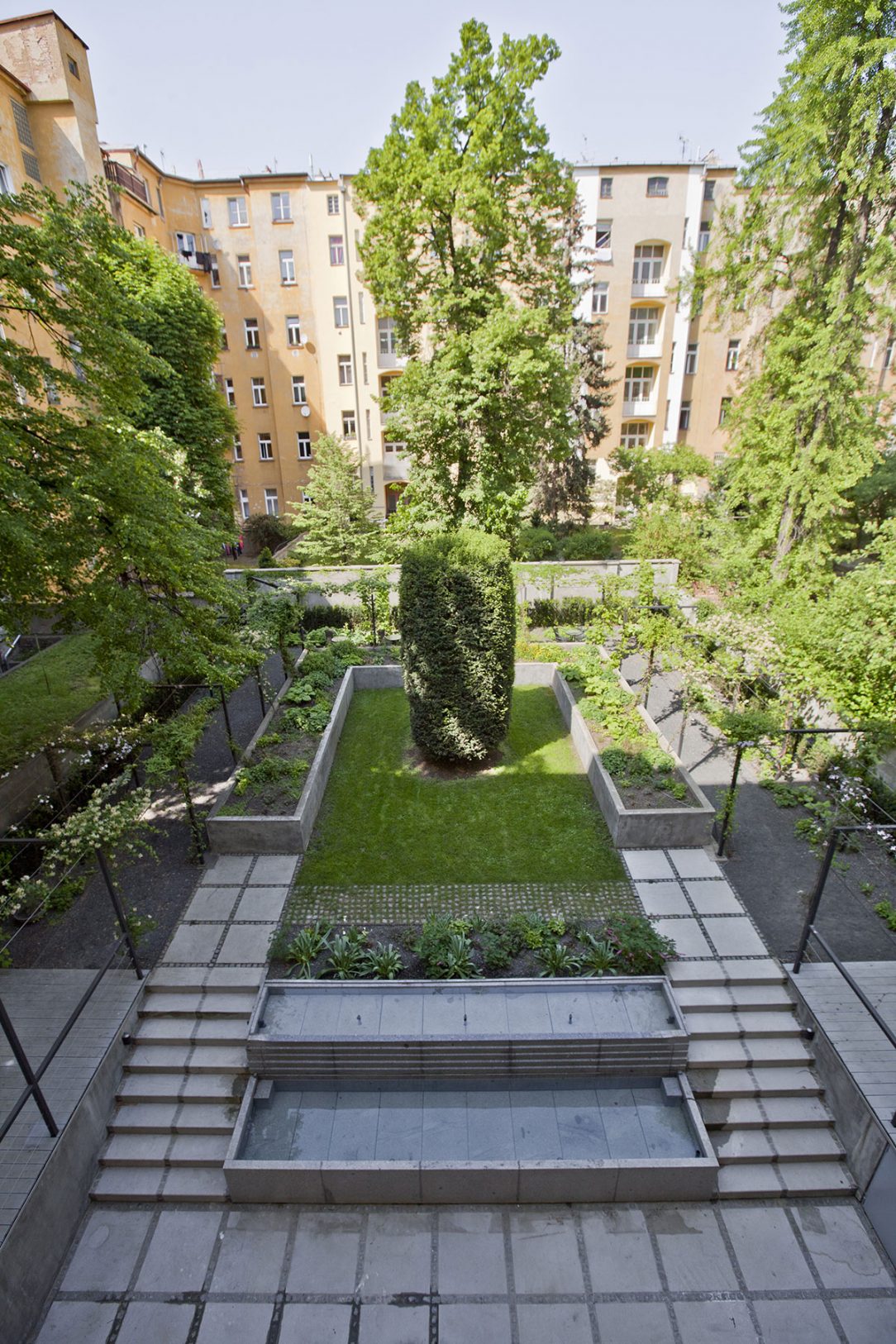 Prostor se odkazuje na symetrii klasicistních zahrad.