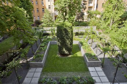 Prostor se odkazuje na symetrii klasicistních zahrad.