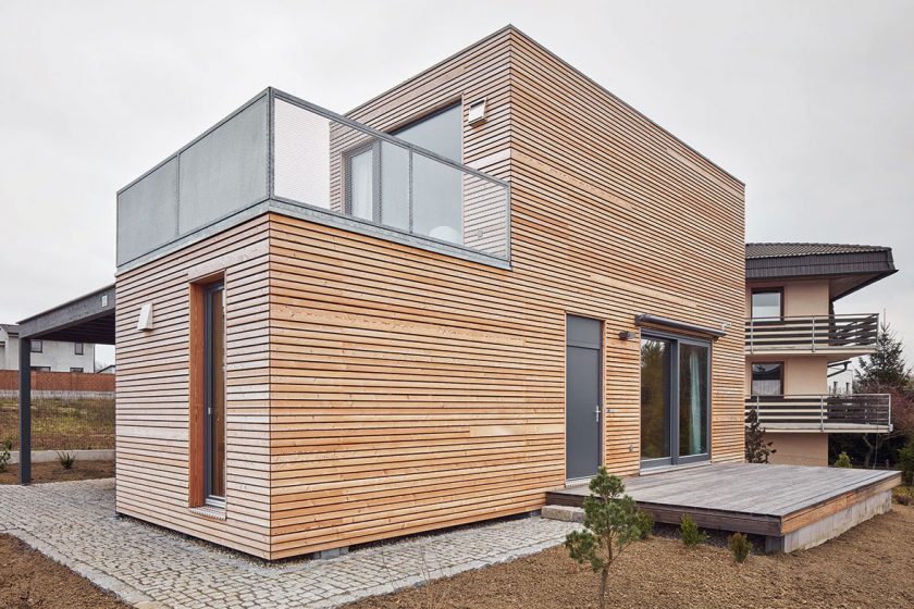 Tento minimální rodinný dům vznikl sestavením dvou dřevěných modulů různých velikostí na sebe.