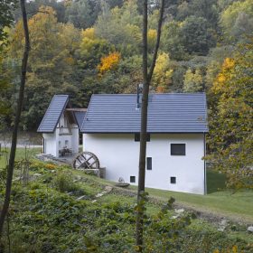 U žádného vodního mlýna nesmí chybět mlýnské kolo ani zde tomu není jinak