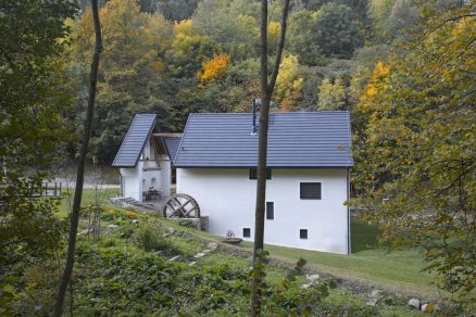 U žádného vodního mlýna nesmí chybět mlýnské kolo ani zde tomu není jinak