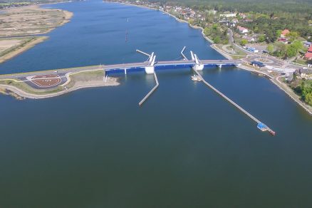 Zdvihací most přes Martwu Wislu v Sobieszewie Polsko