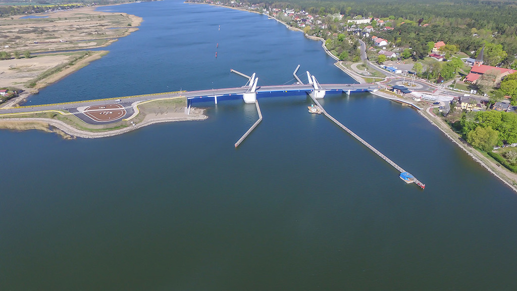 Zdvihací most přes Martwu Wislu v Sobieszewie Polsko